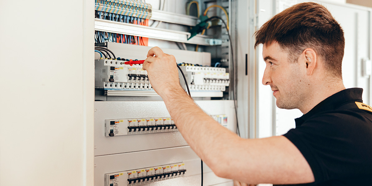 STEF Elektrotechnik - Elektrobefund Mitarbeiter verändert Gerät