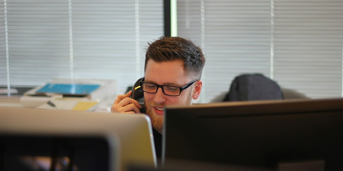 STEF Elektrotechnik - Cloud Telefonie Person am Telefon