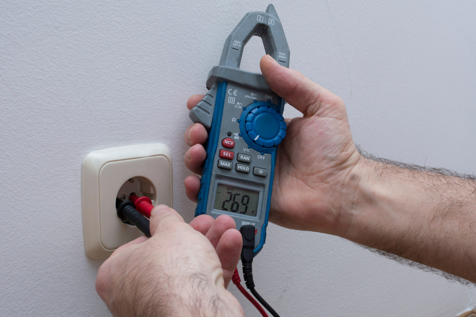 Elektromessgerät bei Steckdose